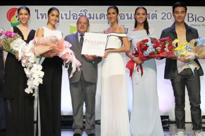 มร.วิม เอ็น. เอ็ม. ฟาเก็ล (คนที่ 3 จากซ้า...