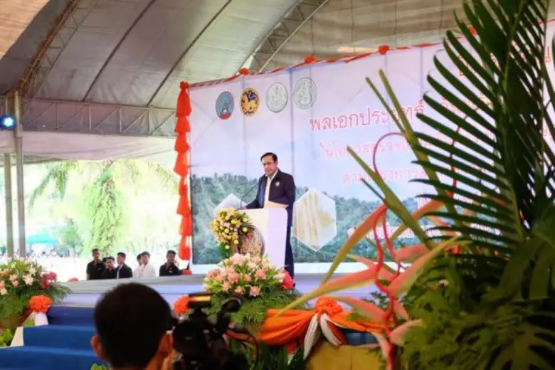 นายกรัฐมนตรี มอบเงินนำร่องโครงการสร้างควา...