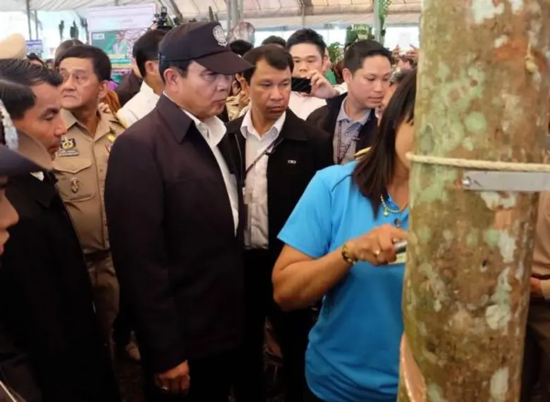 นายกฯ มอบเงิน นำร่องโครงการสร้างความเข้มแข็ง 1,500 บ./ไร่ ส่งความสุขปีใหม่แก่ชาวสวนยาง