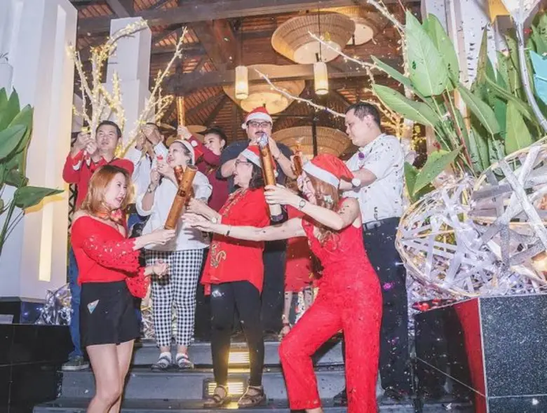 เมื่อเร็วๆ นี้ หม่อมเจ้าฑิฆัมพร ยุคล (แถว...