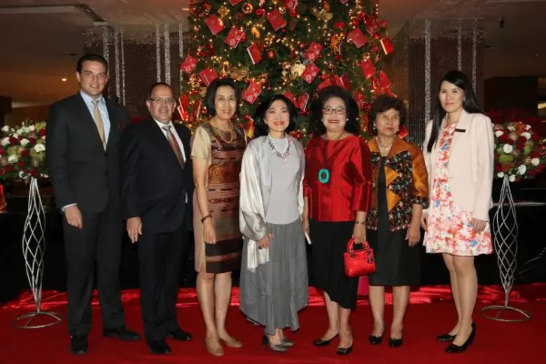 สุพัตรา จิราธิวัฒน์ (คนที่ 4 จากซ้าย) รอง...