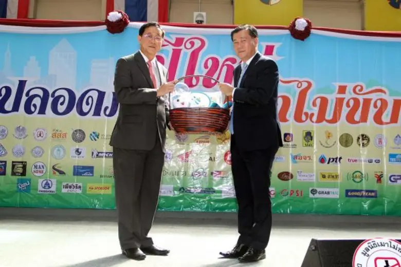 นายไพชยนต์ สุธีรพงศ์พันธ์ (ขวา) รองกรรมกา...