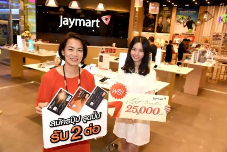 นางธีรนารถ พ่วงมหา (ซ้าย) ผู้อำนวยการอาวุ...