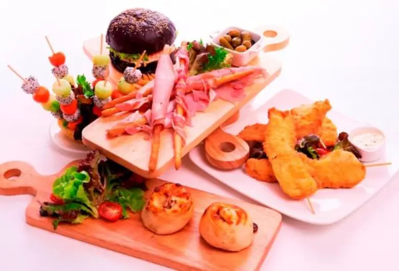 "วิสต้า บาร์ เทอร์เรซ" ชั้น 8 โรงแรมปทุมว...