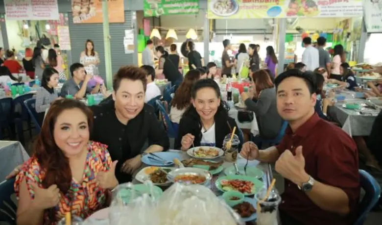 ทีวีไกด์: รายการ "แฉ" มดดำ นำทีม “แฉ” เปิดห้องทำงาน “พี่ฉอด” CEO หญิงคนเก่งแห่งปี ครั้งแรกกับทัวร์ตลาดนัดย่านอโศก ติดตามชมได้ ทางช่อง GMM 25