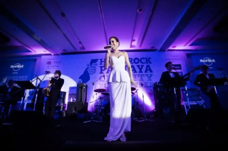 คอนเสิร์ตการกุศลฮาร์ดร็อคพัทยาปี 2558 กับรัดเกล้า อามระดิษ