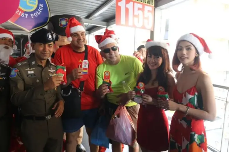 ตำรวจท่องเที่ยว นำศิลปินบูลเบอร์รี่ อาร์สยาม รณรงค์ 7 วันอันตราย แจก “ถุงเท้าซานต้า ปลอดภัย”