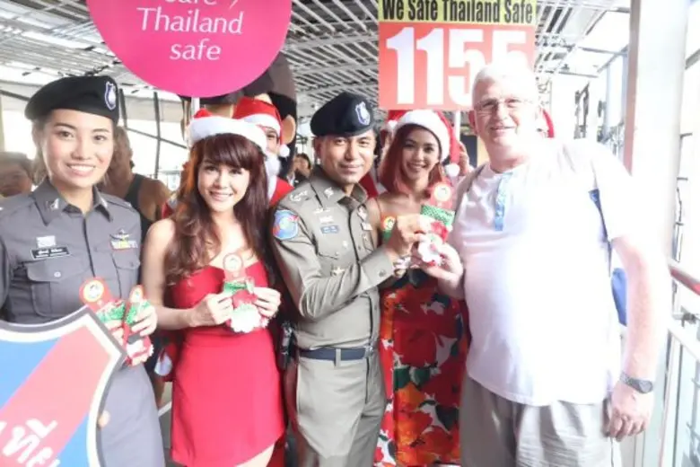 ตำรวจท่องเที่ยว นำศิลปินบูลเบอร์รี่ อาร์สยาม รณรงค์ 7 วันอันตราย แจก “ถุงเท้าซานต้า ปลอดภัย”