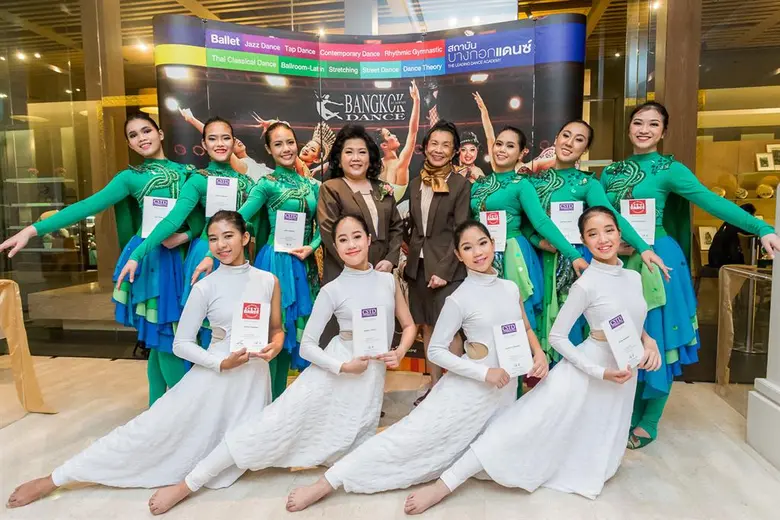 สถาบันบางกอกแดนซ์ นำโดย นางสาววัลลภา ปัจฉ...