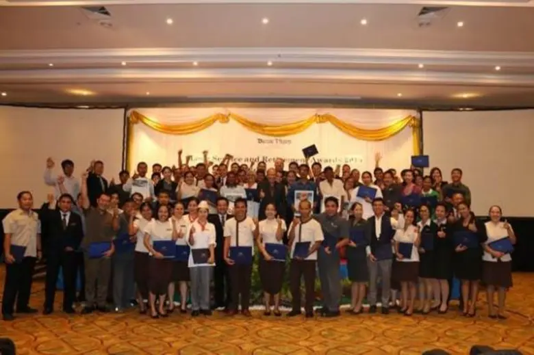 คุณชัชวาล ศุภชยานนท์ (กลาง) ผู้จัดการทั่ว...