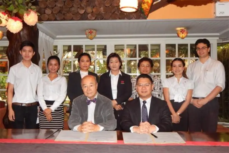 มร. ชอง เป๊ก ฮุง (ขวา) กรรมการผู้จัดการ บ...