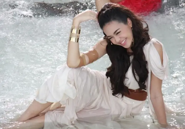 “แยม มทิรา” ทุ่มสุดตัวปรับลุค รับบทซุปเปอร์สตาร์สาว โชว์ความสามารถทั้งร้อง ทั้งเต้น ในละครรักโรแมนติก-ดราม่า “ดอกไม้ใต้เมฆ”