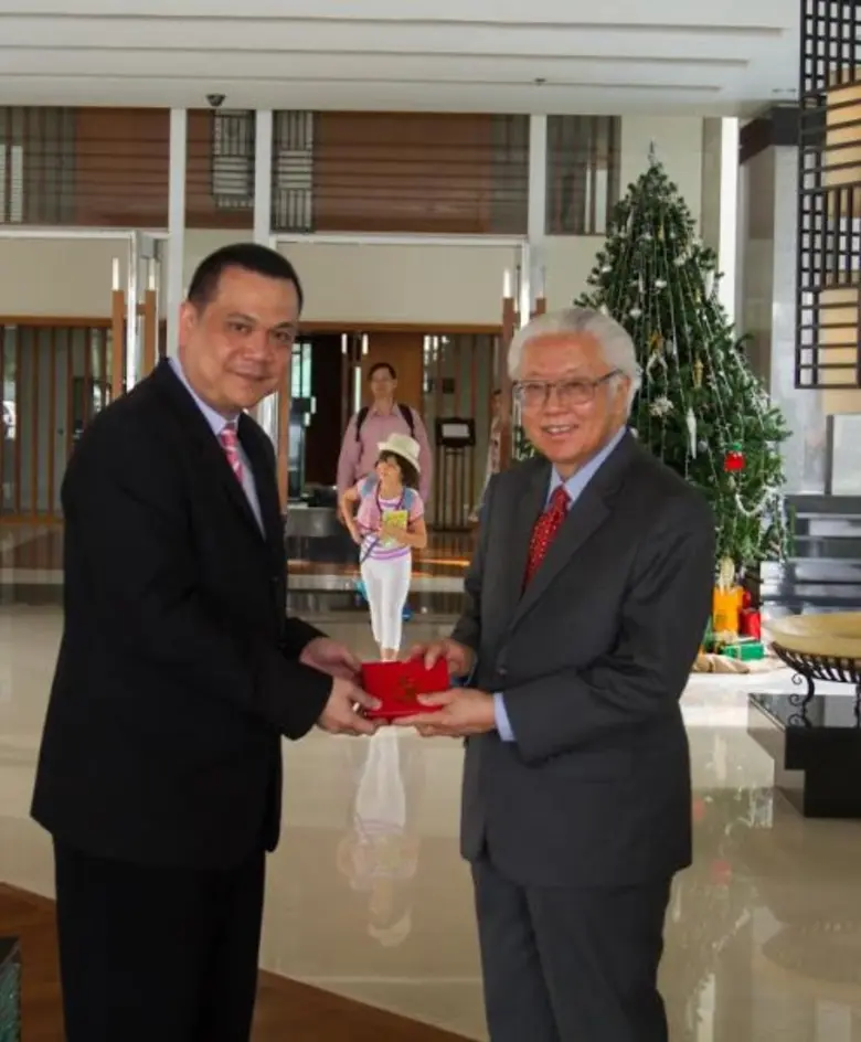 คุณมกริน พรหมโยธี (ซ้าย) ผู้จัดการทั่วไปโ...