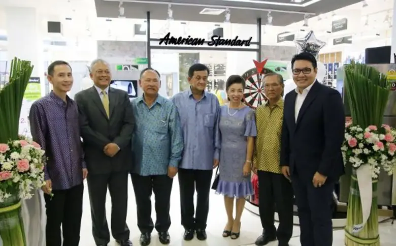 นายสิทธิรัฐ วัชราภรณ์ (ขวา) ผู้จัดการทั่ว...