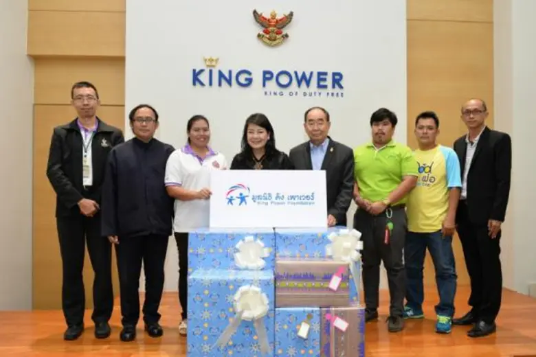 เอมอร ศรีวัฒนประภา (ที่ 4 จากซ้าย) รองประ...