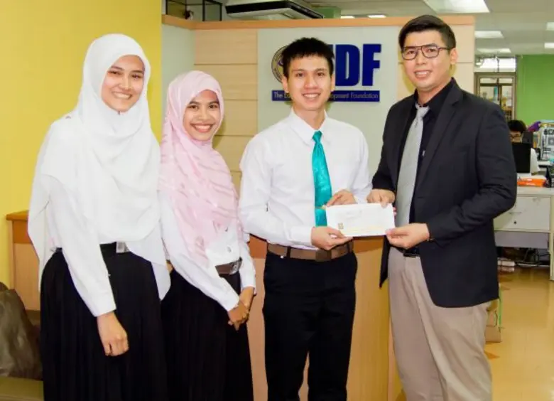 คณะนักศึกษามหาวิทยาลัยศิลปากร วิทยาเขตพระ...