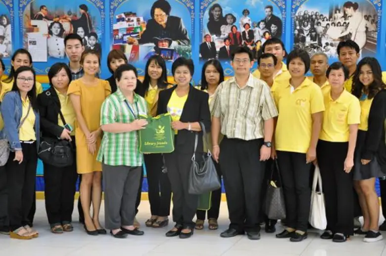 น.ส. แจ่มจันทร์ นพบุตรกานต์ (ที่สี่จากซ้า...