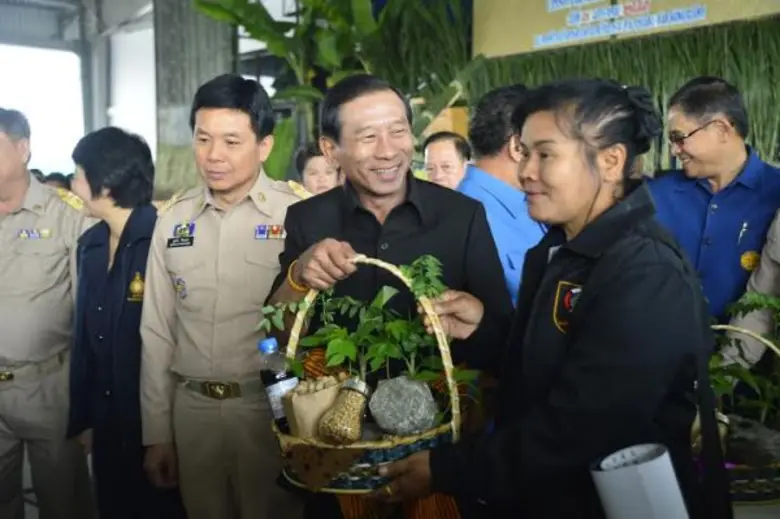 พลเอกฉัตรชัย สาริกัลยะ รัฐมนตรีว่าการกระท...