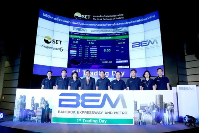 นายปลิว ตรีวิศวเวทย์ (ที่ 5 จากซ้าย) ประธานกรรมการบ...