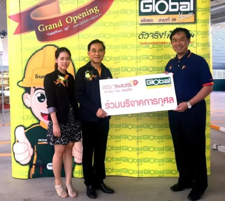 นายสาธิต สุดบรรทัด (ขวาสุด) กรรมการผู้จัด...