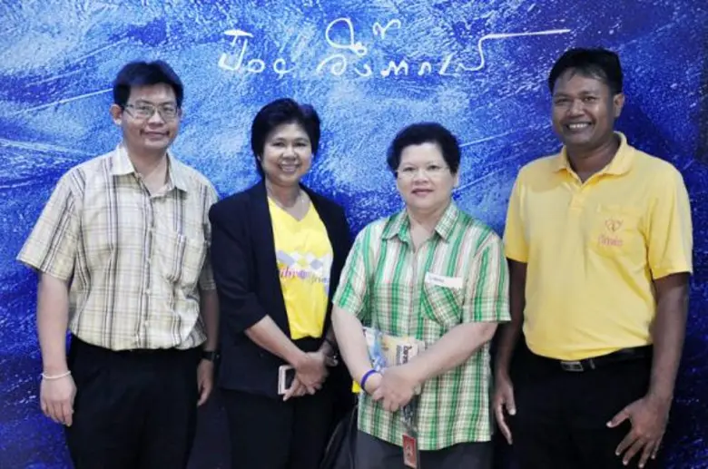 น.ส. แจ่มจันทร์ นพบุตรกานต์ (ที่สองจากขวา...