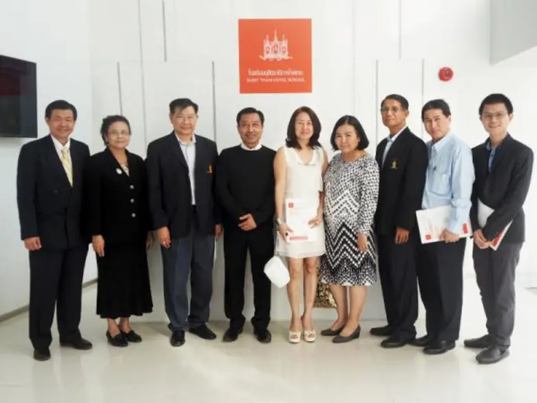 ดร. ธงชัย สวัสดิสาร (ที่ 4 จากซ้าย) ผู้บร...