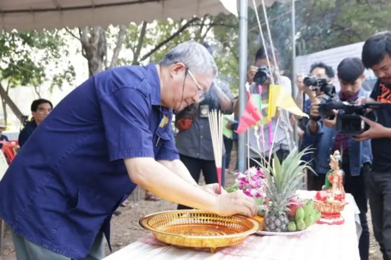 ธรรมศาสตร์ เปิดตัว “นวัตกรรมการดำนาน้ำน้อย” การันตีลดการใช้น้ำปริมาณ 3 เท่า รับมือน้ำแล้งปี 59