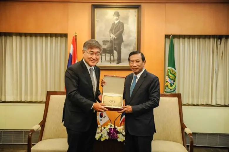 พลเอก ฉัตรชัย สาริกัลยะ รัฐมนตรีว่าการกระ...