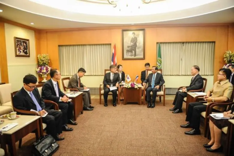 กระทรวงเกษตรฯ หารือนำเข้าสินค้าไก่สดแช่แข็งไทยไปเกาหลีใต้ คาดส่งออกได้ประมาณต้นปี 59 พร้อมเปิดตลาดมะม่วงสายพันธุ์มหาชนก เพิ่มอีก 1 สายพันธุ์ หวังเพิ่มมูลค่าส่งออกสินค้าเกษตรไทย