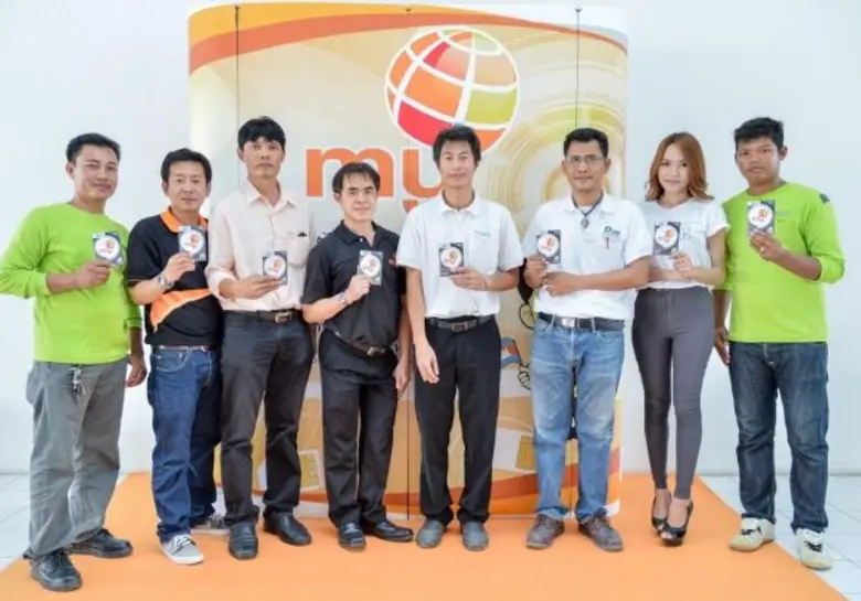 นายสมพงษ์ อัศวบุญมี (ที่ 4 จากซ้าย) ผู้จั...