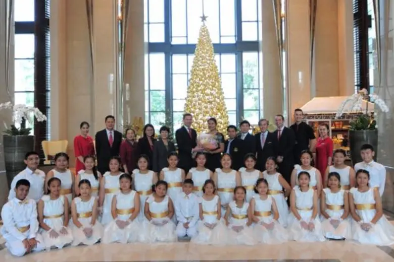 มร. โอลิเวอร์ ชนัทซ์ รองผู้จัดการใหญ่ โรง...