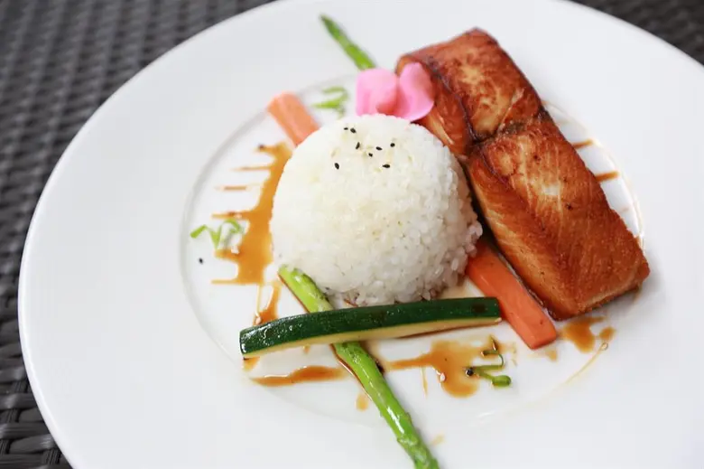 ห้องอาหารอาวร์กลาสกับเมนูจานใหม่พร้อมสลัด