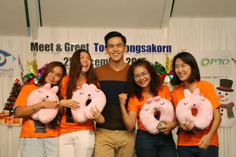 เต้ย-พงศกร เมตตาริกานนท์ พร้อมด้วย ดร.ชุลีพร ชมพัฒน...