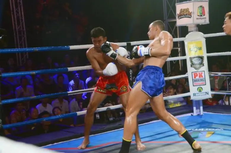 การแข่งขันชกมวย "ซูเปอร์มวยไทย" กับการถ่า...