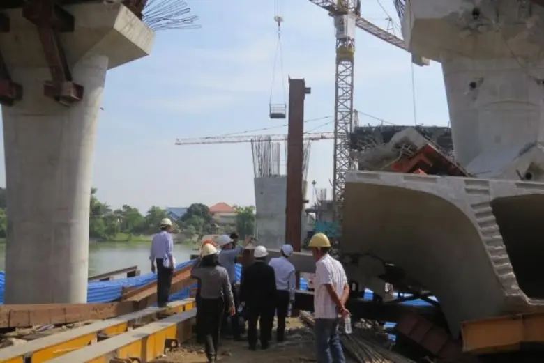 วสท. ตรวจสอบชิ้นส่วนคานสะพานหล่อสำเร็จที่ร่วงหล่นและตอม่อที่เกิดเหตุ สะพานข้ามแม่น้ำเจ้าพระยา ในจ.พระนครศรีอยุธยา