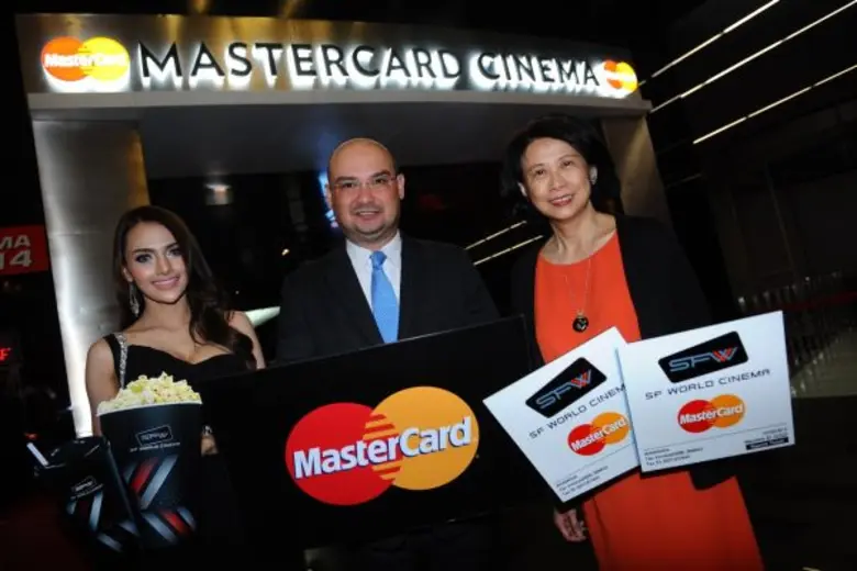 บุคคลในภาพ: มร.แอนโทนิโอ คอร์โร (ยืนกลาง)...