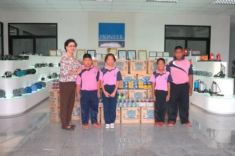 นางนุชรัตน์ อิทธิโรจนกุล (คนซ้าย) รองกรรม...