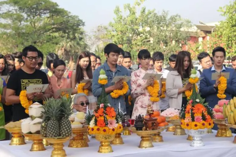 “เป่า จิน จง” ถือฤกษ์ดียกทัพทีมนักแสดงทำพิธีบวงสรวง ปิดกล้องละครสุดคอมเมดี้ “ที่หนี้มีรัก”