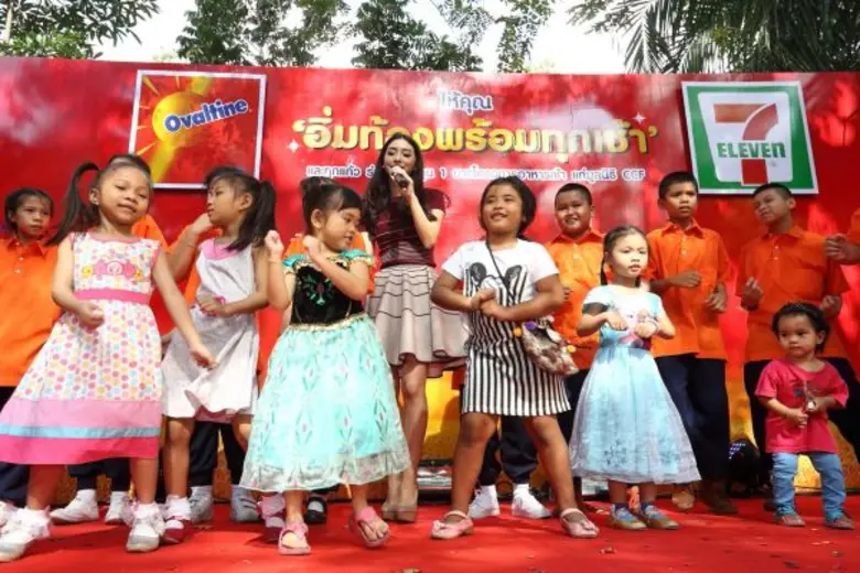 มิว นิษฐา ร้องเพลงสุดคึกคัก สร้างสีสันงานวันเด็กโอวัลติน!!! ร่วมกับเซเว่น อีเลฟเว่น ในโครงการ“อิ่มท้องพร้อมทุกเช้า”