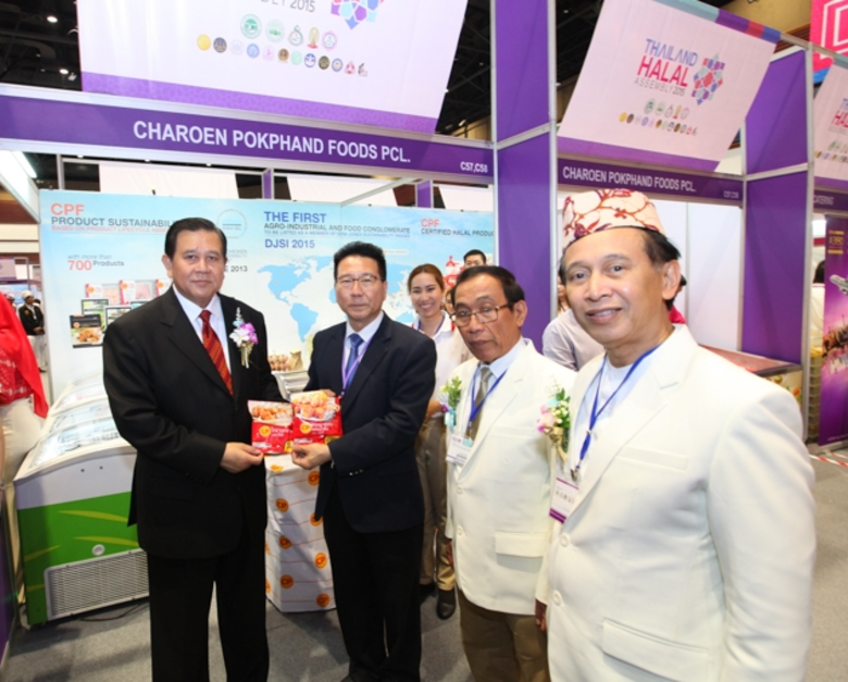 พลเอกธนะศักดิ์ ปฏิมาประกร (ซ้ายสุด) รองนา...