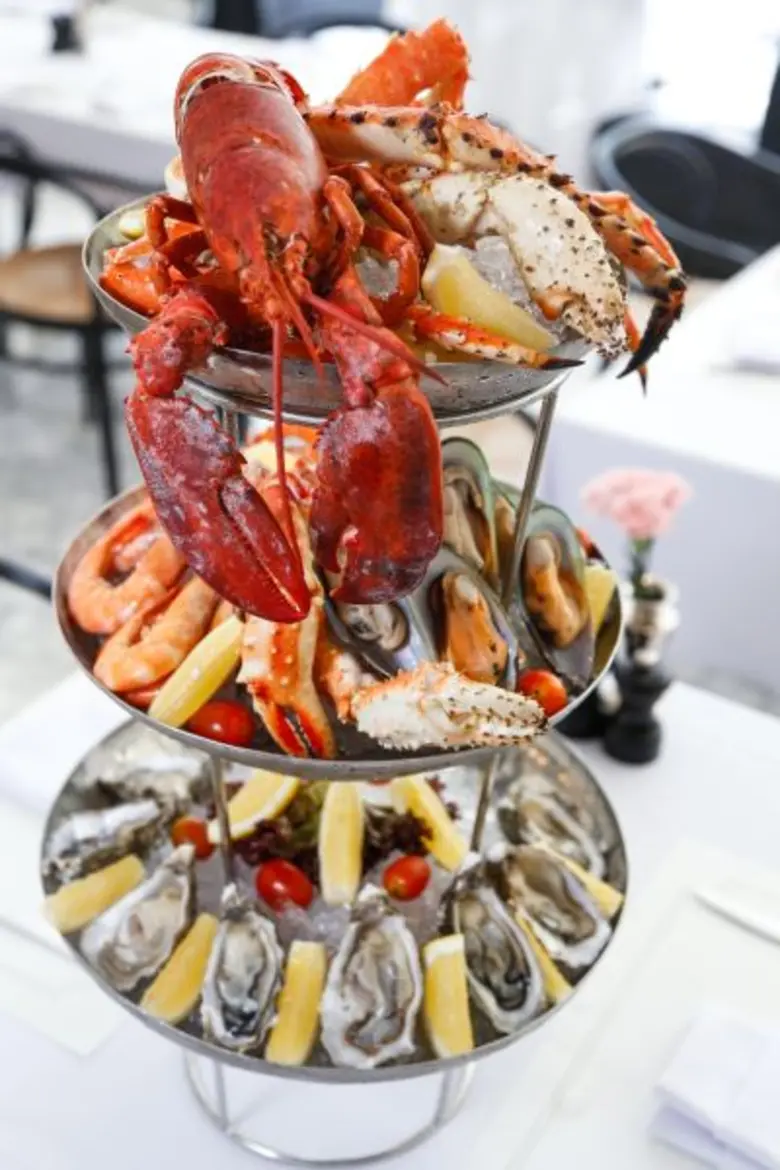 ให้มื้อสายวันหยุดสุดสัปดาห์ของท่านหรรษากว...