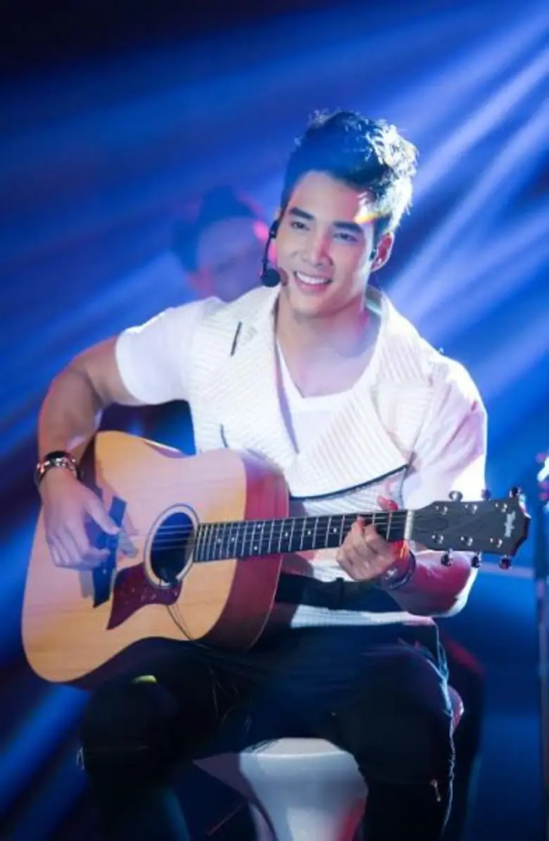 เด่นคุณ งามเนตร ขึ้นแท่นพระเอกเต็มตัว สวมบทบาทเจ้าชาย รับตื่นเต้น…ร้องเพลงประกอบละครครั้งแรก ใน “ดอกไม้ใต้เมฆ”