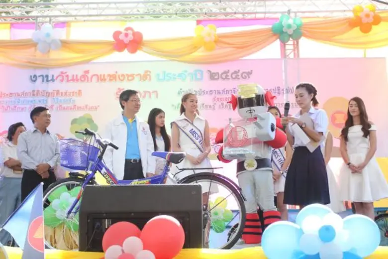 มายด์-พัฒนิดา มิสทีน ไทยแลนด์ 2014 นำทีม มิสทีนไทยแลนด์ ส่งความสุข ในงานฉลองเด็กแห่งชาติ 2559 รัฐสภา