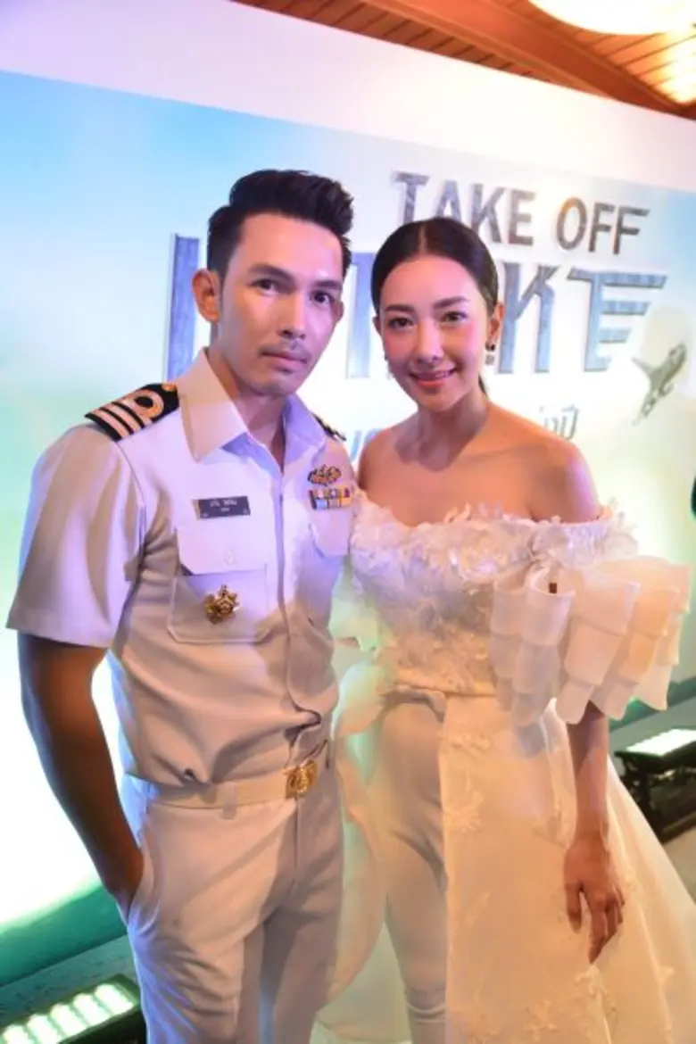 เนตรชนก’ บอสใหญ่ทรูโฟร์ยูนำทัพเปิดตัว 6 ซุปตาร์ ซีรีส์เจ้าเวหา’ ฟอร์มยักษ์แห่งปี อั้ม อธิชาติ-นุ่น วรนุช, แอนดริว เกร็กสัน-แพนเค้ก เขมนิจ, ติ๊ก เจษฎาภรณ์-ใหม่ ดาวิกา สร้างปรากฎการณ์สั่นสะเทือนวงการบันเทิงไทย