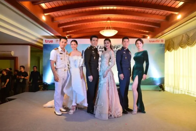 เนตรชนก’ บอสใหญ่ทรูโฟร์ยูนำทัพเปิดตัว 6 ซุปตาร์ ซีรีส์เจ้าเวหา’ ฟอร์มยักษ์แห่งปี อั้ม อธิชาติ-นุ่น วรนุช, แอนดริว เกร็กสัน-แพนเค้ก เขมนิจ, ติ๊ก เจษฎาภรณ์-ใหม่ ดาวิกา สร้างปรากฎการณ์สั่นสะเทือนวงการบันเทิงไทย