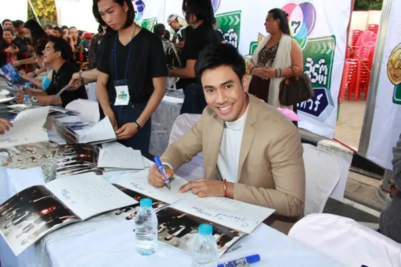 ช่อง 7 สี ส่งทัพนักแสดงมัดใจแฟน มอบความสุขผ่านปฏิทินปีใหม่ 2559 ทั่วไทย