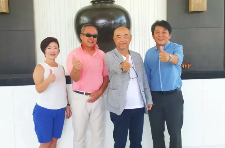 นายรัก ชัยกุลเสรีวัฒน์(ขวา) ผู้จัดการทั่ว...