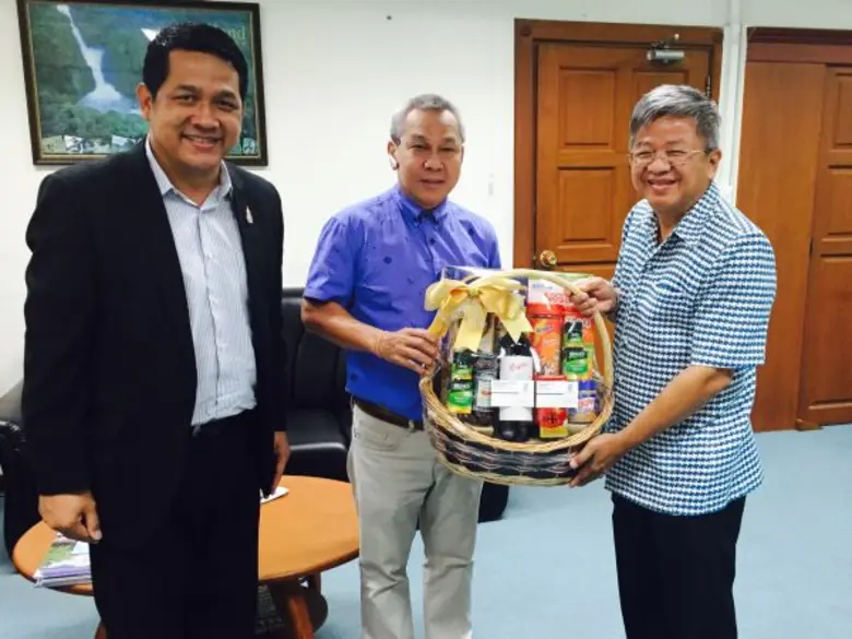 นายชัยยุทธ อุตรคำ (ซ้าย) ผู้จัดการทั่วไป ...