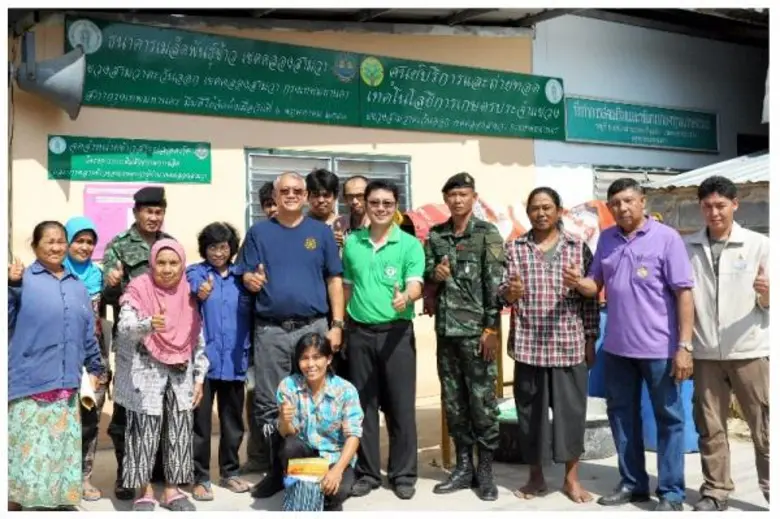 นายมนตรี บุญจรัส (เสื้อเขียว) ประธานกรรมก...