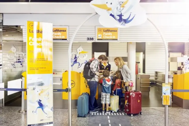 แฟมิลี่ เช็คอิน เคาน์เตอร์ ของสายการบินลุ...